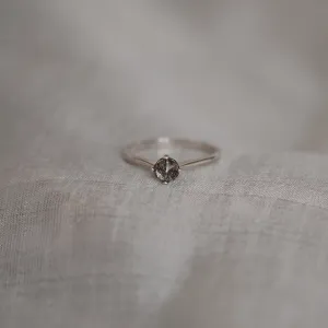 Detailní čelní pohled na zlatý prsten BURGO s rutil quartzem