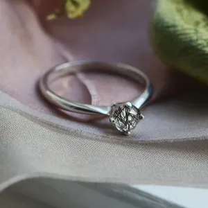 Zlatý prsten s rutil quartzem a tmavými inkluzemi BURGO