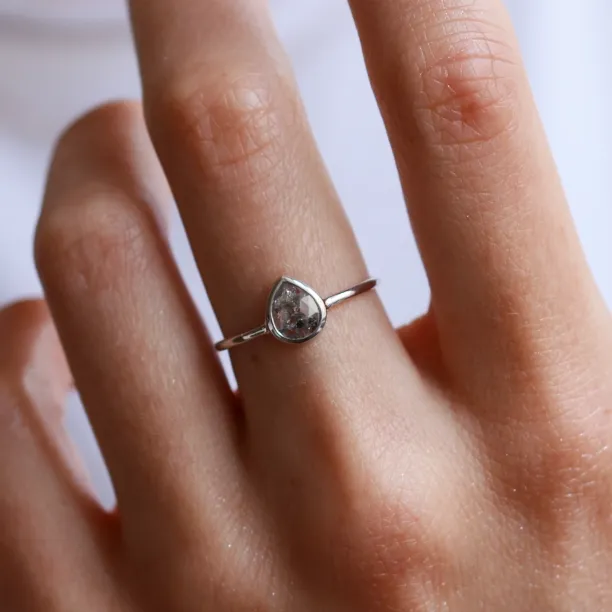 Minimalist gold ring with salt and pepper diamond XENÉ Image