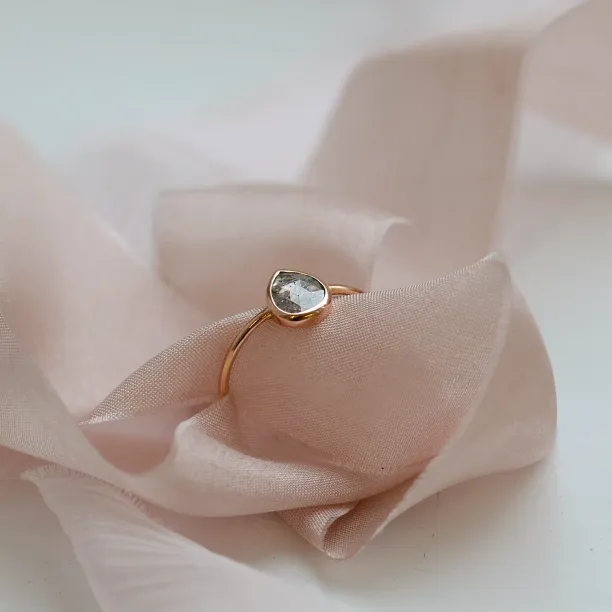 Minimalist gold ring with salt and pepper diamond XENÉ Image