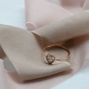 Minimalist gold ring with salt and pepper diamond XENÉ Thumbnail
