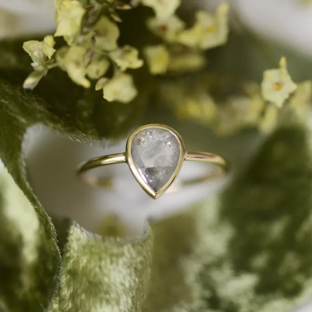 XENIA gold ring with salt and pepper diamond Image