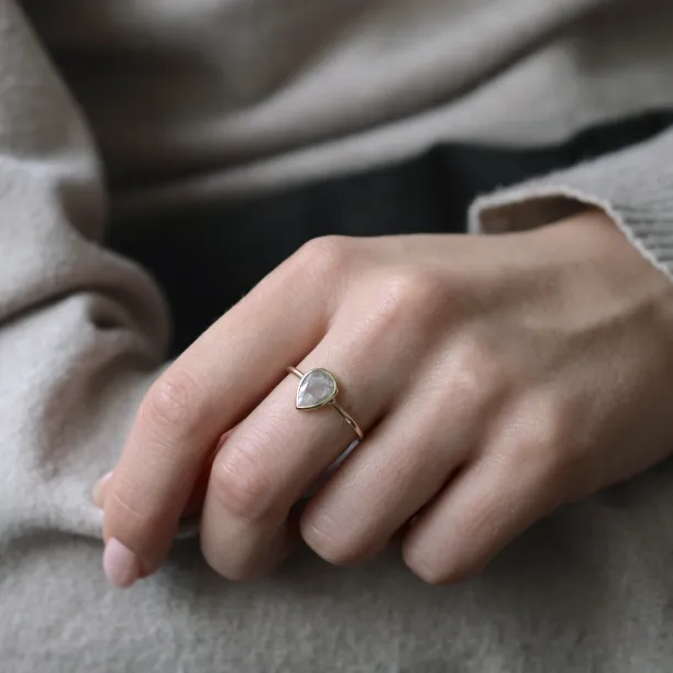 XENIA gold ring with salt and pepper diamond Image