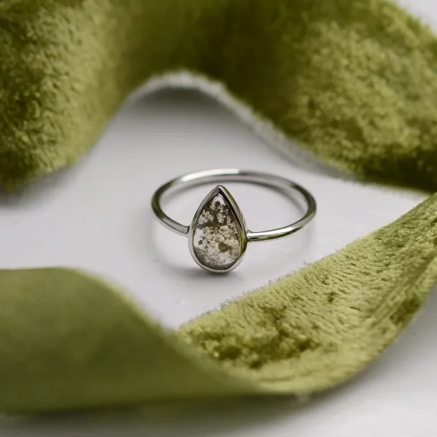 Šikmý pohled na zásnubní prsten ARDALES z bílého zlata 14K