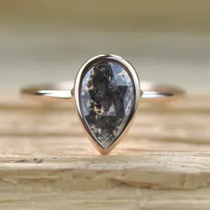 Detail zásnubního prstenu ARDALES z růžového zlata 14K s diamantem salt and pepper