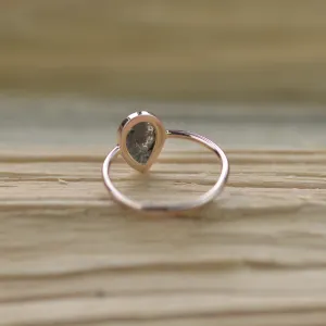 Šikmý pohled na zásnubní prsten ARDALES ze zlata s diamantem salt and pepper ve tvaru pear