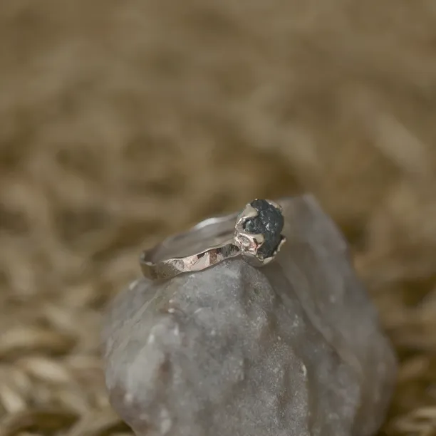 Gold ring with raw diamond GONI Image