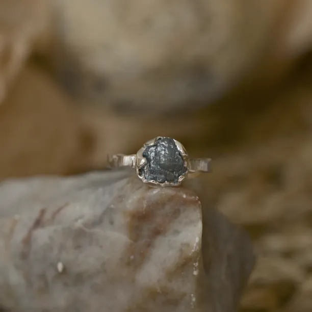 Gold ring with raw diamond GONI Image
