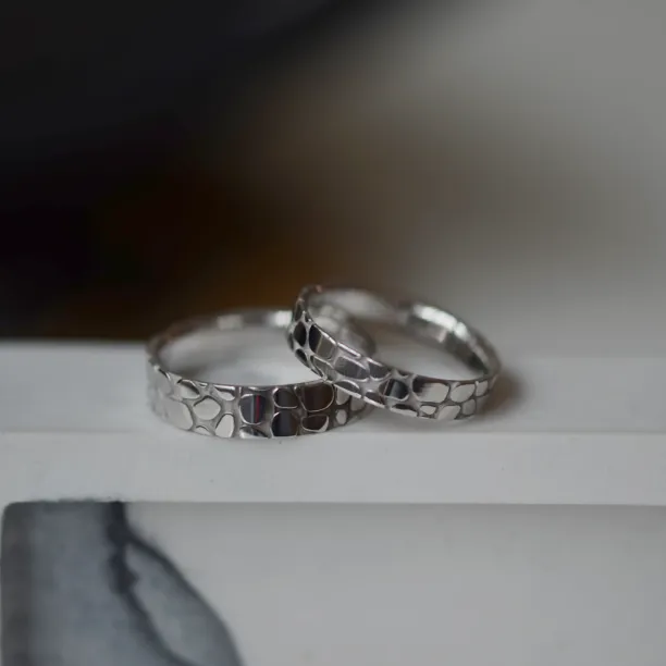 Gold wedding rings with pebbles design TORFA Image