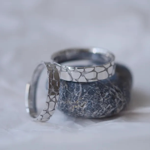 Gold wedding rings with pebbles design TORFA Image