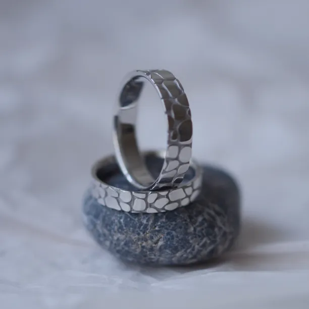 Gold wedding rings with pebbles design TORFA Image