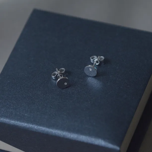 VIOLY gold and diamonds stud earrings for everyday life Image