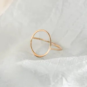 Šikmý pohled na minimalistický zlatý prsten s kruhovým motivem NORE