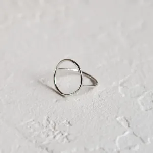 Minimalistický zlatý prsten s kruhem NORE, šikmý pohled