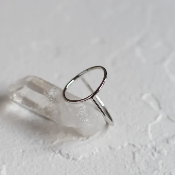 Šikmý detail minimalistického zlatého prstenu s kruhem NORE