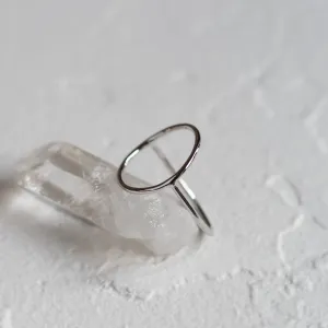 Šikmý detail minimalistického zlatého prstenu s kruhem NORE