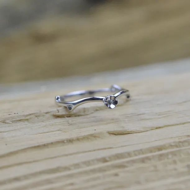 Minimalist daisy gold ring with diamonds VILO Image