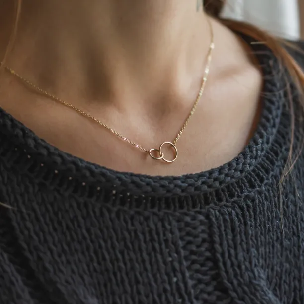 Minimalistický zlatý náhrdelník s kruhy VOVET Image