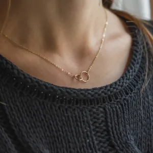 Minimalistický zlatý náhrdelník s kruhy VOVET Thumbnail