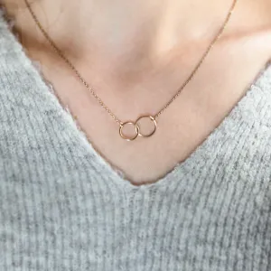 Minimalistický zlatý náhrdelník s kruhy VOVET Thumbnail