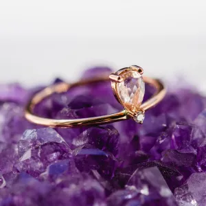 Detailní záběr prstenu z růžového zlata s morganitem a diamantem
