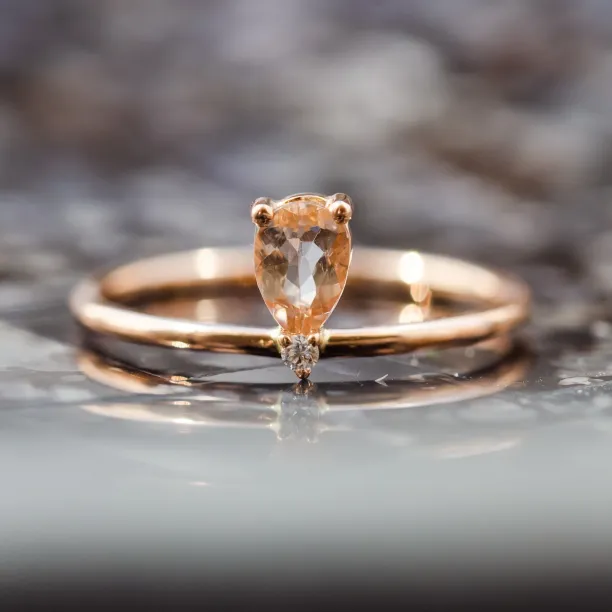 Detailní pohled na morganit a diamant na prstenu z růžového zlata