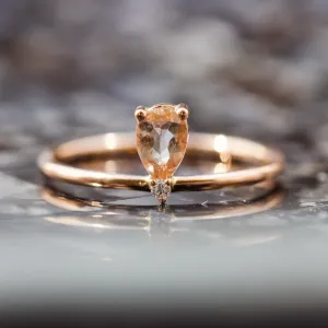 Detailní pohled na morganit a diamant na prstenu z růžového zlata