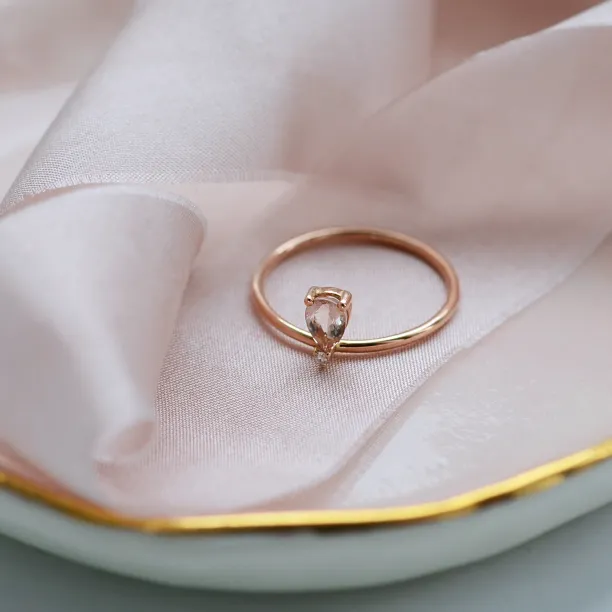 Šikmý pohled na prsten z růžového zlata s morganitem a diamantem
