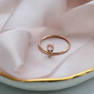 Šikmý pohled na prsten z růžového zlata s morganitem a diamantem