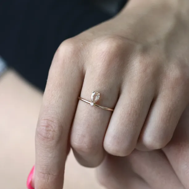 Prsten z růžového zlata s morganitem a diamantem na ruce