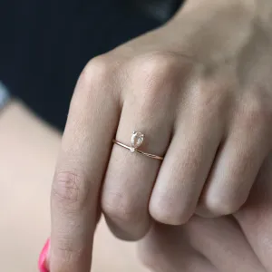 Prsten z růžového zlata s morganitem a diamantem na ruce