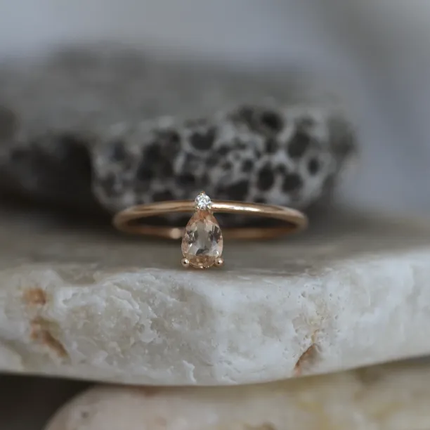 Detailní šikmý pohled na prsten z růžového zlata s morganitem a diamantem