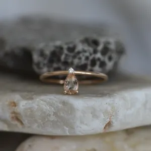 Detailní šikmý pohled na prsten z růžového zlata s morganitem a diamantem