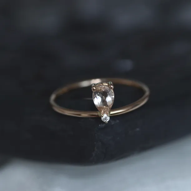 Detailní pohled na morganit a diamant v prstenu z růžového zlata