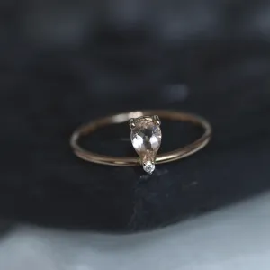 Detailní pohled na morganit a diamant v prstenu z růžového zlata
