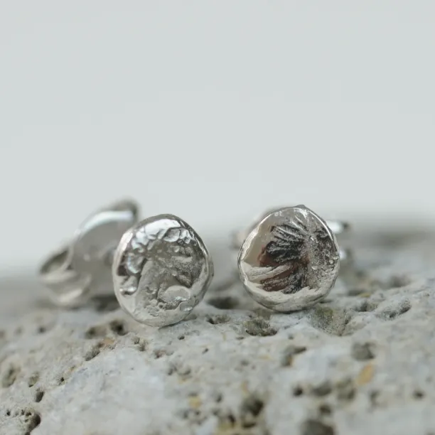 Silver hammered stud earrings with push back closure RIMINI Image