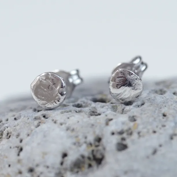 Silver hammered stud earrings with push back closure RIMINI Image