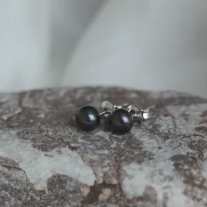 Detailní pohled na pár napichovacích náušnic QIANA s tmavými perlami