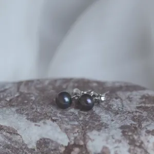 Pár napichovacích náušnic QIANA s tmavými perlami v šikmém pohledu