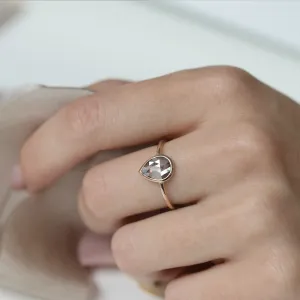 Angled view of the XENA gold ring with a salt and pepper diamond worn on the hand