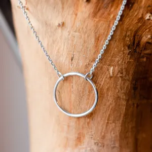 Detailní záběr stříbrného náhrdelníku KARMA s kruhovým přívěskem