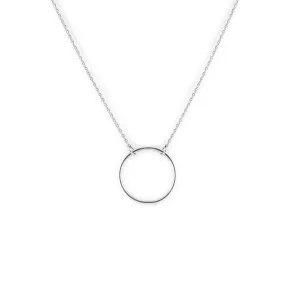 Celkový pohled na minimalistický stříbrný náhrdelník KARMA s kruhovým přívěskem