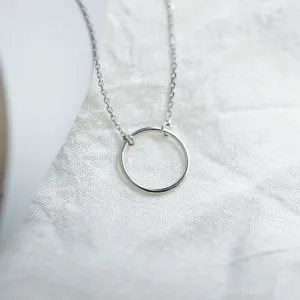 Minimalistický stříbrný náhrdelník KARMA s kruhovým přívěskem, detailní záběr
