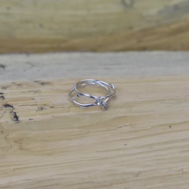Minimalist daisy ring with diamonds VILO Image