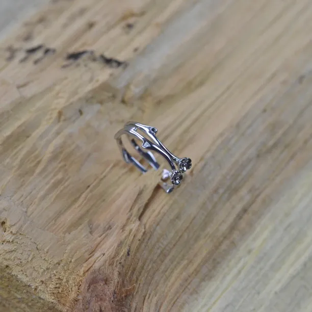 Minimalist daisy ring with diamonds VILO Image