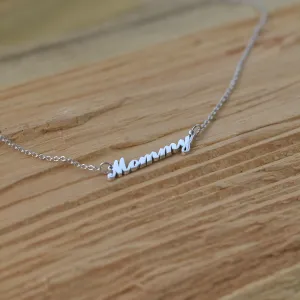 Detail přívěsku Mommy na stříbrném náhrdelníku ROSY