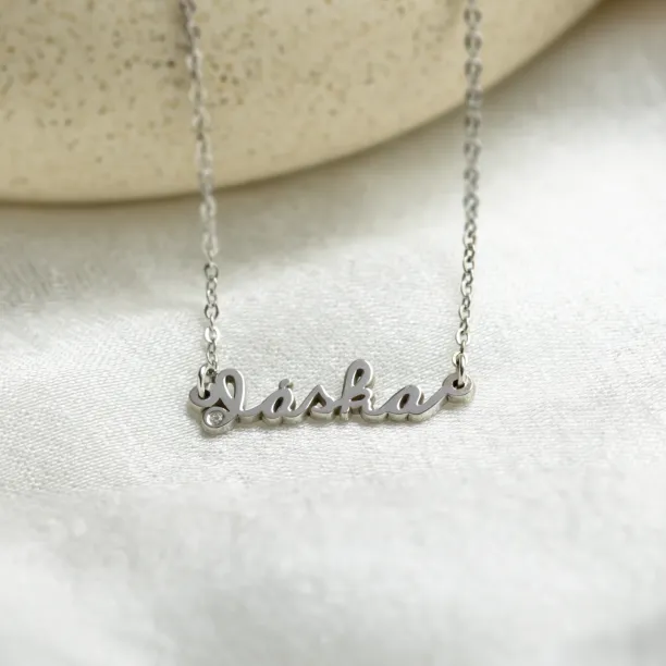 Detail nápisu Láska a diamantu na zlatém náramku TRISH