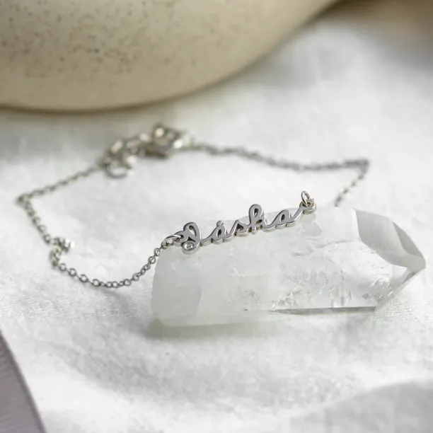 Šikmý pohled na nápis Láska a diamant zlatého náramku TRISH