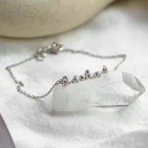 Šikmý pohled na nápis Láska a diamant zlatého náramku TRISH