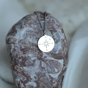 Stříbrný přívěsek s kompasem a diamantem na řetízku